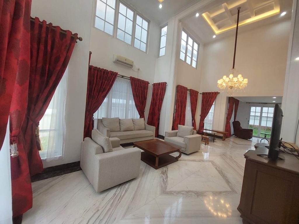 Rumah Disewakan Fully Furnished di Taman Menteng Lippo Cikarang